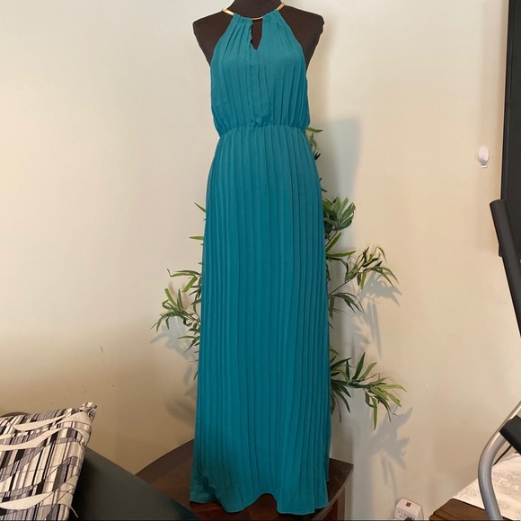 NLW Dresses & Skirts - NWT Dark Green Maxi Halter Dress w/ gold chain
